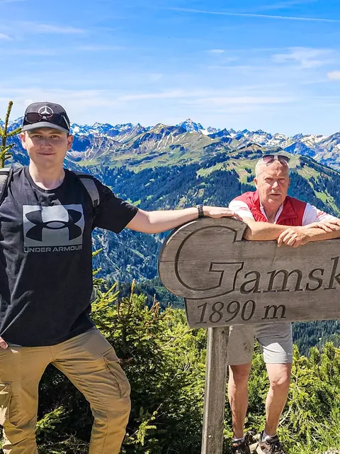 Auf dem Bild im Tannheimer Tal ist Stephan Klotz auf dem Gamskopf mit seinem Onkel und Bruder.