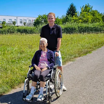 Stephan Klotz begleitet seine Großtante Greta im Rollstuhl bei einem Spaziergang in Kappel-Grafenhausen.