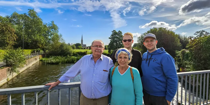Man sieht Familie Klotz gemeinsam im Urlaub in England (v.l. Berthold Klotz, Sybille Nutto-Klotz, Stephan Klotz und Philipp Klotz). Die Reise war ein Geschenk zum 70 Geburtstag von Vater Berthold.