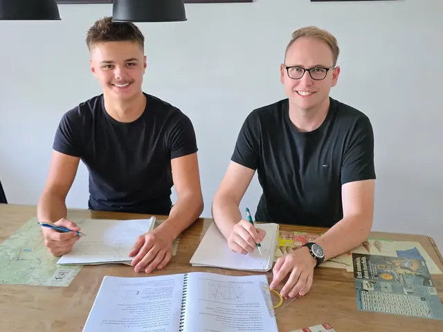 Man sieht Stephan Klotz mit seinem Nachhilfeschüler Marcel Schaub aus Orschweier beim Lernen.