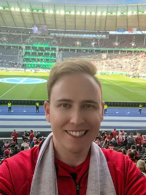 Stephan Klotz steht im Berliner Olympiastadion beim DFB-Pokal-Finale vom SC Freiburg gegen RB Leipzig.