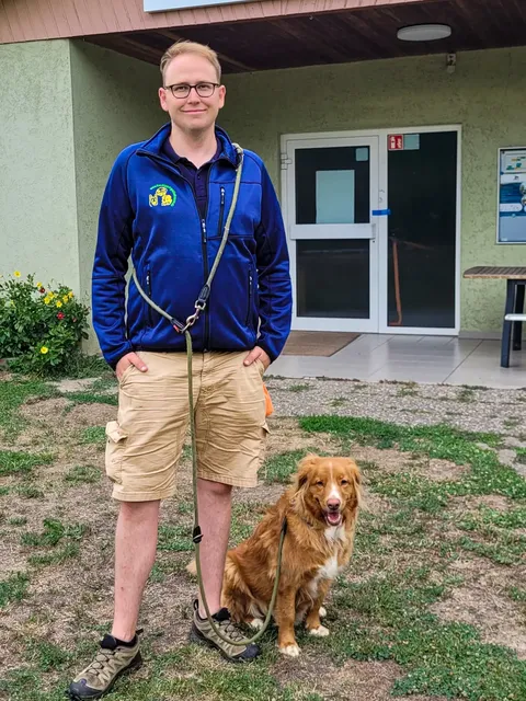 Stephan Klotz steht mit Hund Yoshi vor dem Vereinsheim vom HSV Kappel-Grafenhausen.