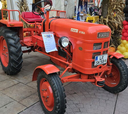 Man sieht einen roten Traktor der Marke Fahr D130 A von Stephan Klotz im Europa-Park bei einer Ausstellung.