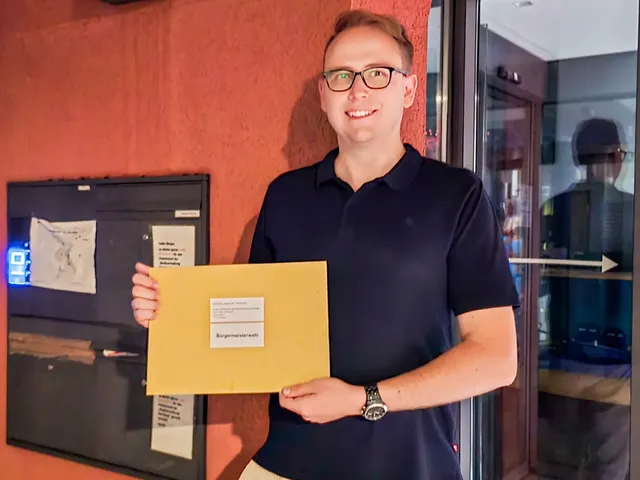 Stephan Klotz vor dne Rathaus von Mahlberg