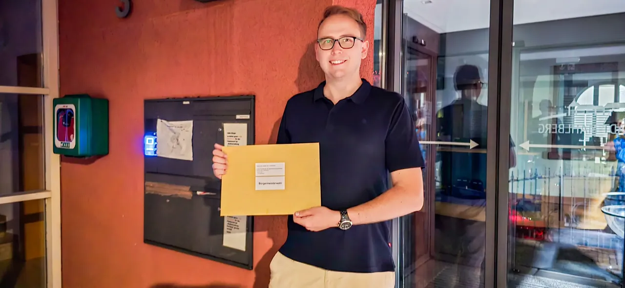 Stephan Klotz vor dne Rathaus von Mahlberg