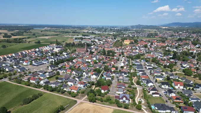 Zu sehen ist ein Luftbild von Mahlberg mit: Schloss Mahlberg, Rathaus, Kirchen, Radbrunnenhof, Grundschule, Hinteres Stadttor, Feuerwehrhaus, Tabakmuseum & Fabrikantenvilla.